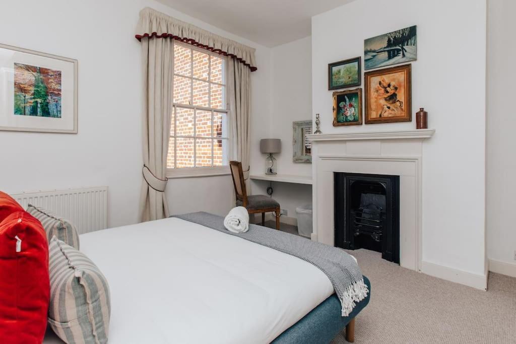 Dolls House - Luxury Townhouse *sleeps 10* Holiday home *